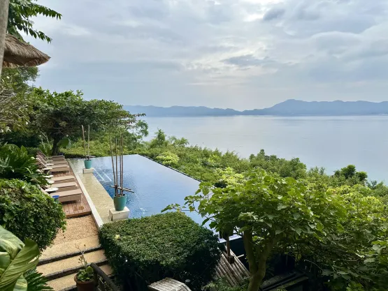 Vivere Azure - Coco Bar pool view