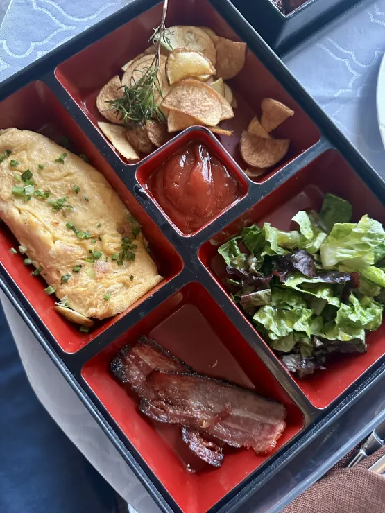 Vivere Azure - Breakfast ham and cheese omelet