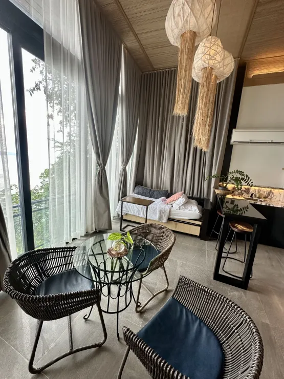 Vivere Azure - Casa Beatrice daybed and dining area
